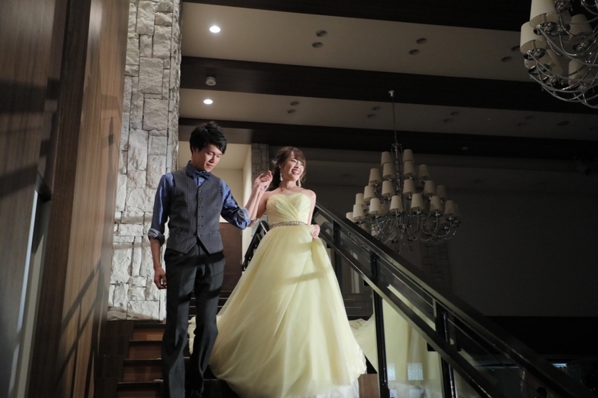 Be Careful Not to Trip or Slouch! Tips for Walking Down the Stairs in a Wedding Dress *にて紹介している画像