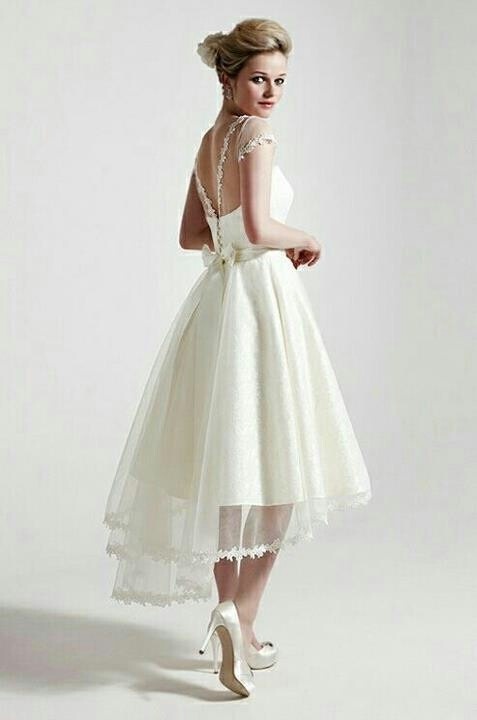 "Spring is All About Midi Length: Adorably Vintage 60s Vibes!"にて紹介している画像