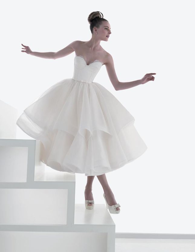 "Spring is All About Midi Length: Adorably Vintage 60s Vibes!"にて紹介している画像