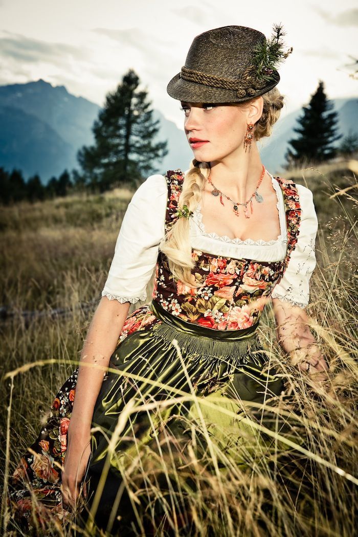 Traditional Attire of Fairy Tale Germany: The Adorable 'Dirndl' Worn by Brides ♡♪*゜にて紹介している画像