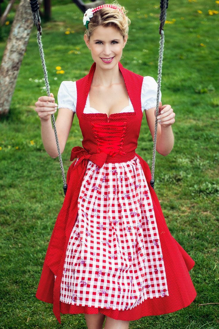 Traditional Attire of Fairy Tale Germany: The Adorable 'Dirndl' Worn by Brides ♡♪*゜にて紹介している画像