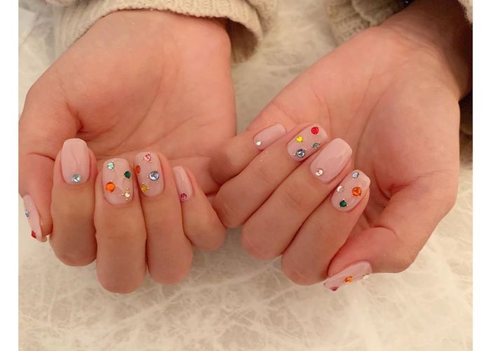 次真似しようと思います カラフルストーンの水玉ネイルが可愛い Marry マリー