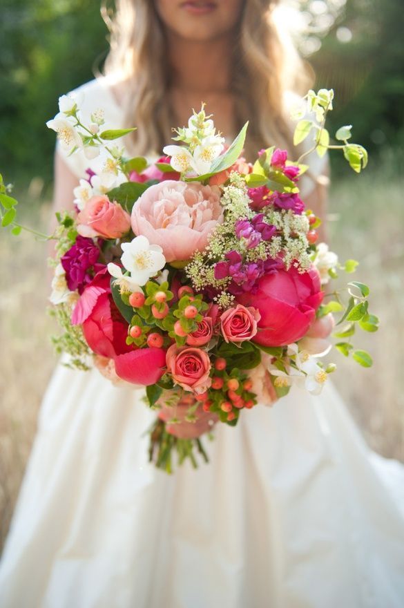 Spring in Full Bloom: Choosing Lovely Bouquets for Different Dress Silhouettes ♩にて紹介している画像