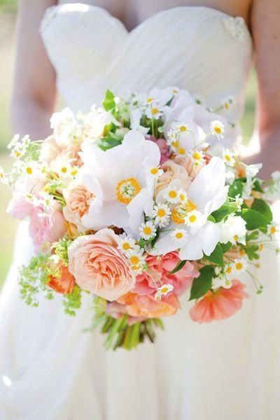 Spring in Full Bloom: Choosing Lovely Bouquets for Different Dress Silhouettes ♩にて紹介している画像