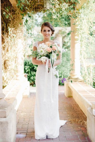 Spring in Full Bloom: Choosing Lovely Bouquets for Different Dress Silhouettes ♩にて紹介している画像