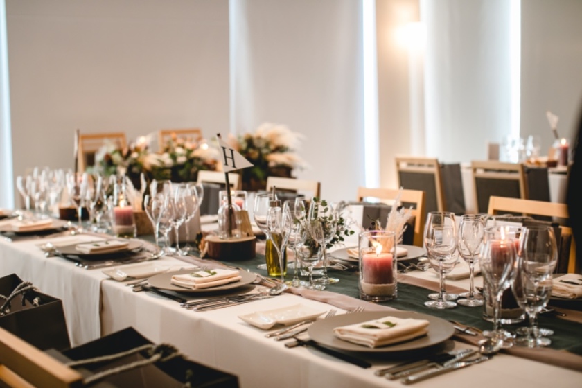 "Since there are partitions... Maybe it's better for guests to come up to the head table for the group photo instead of taking it at their tables?"にて紹介している画像