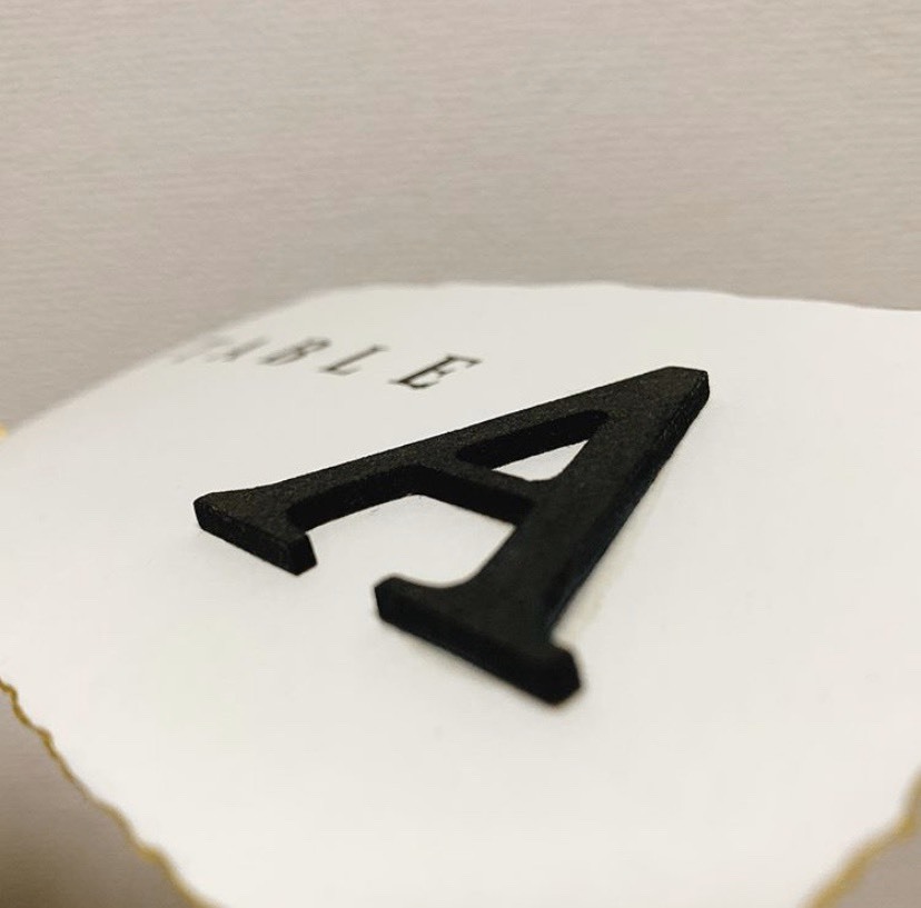 文字を印刷しないで作れる*文字スタンプ×アルファベットオブジェの組み合わせが面白いテーブルナンバーにて紹介している画像