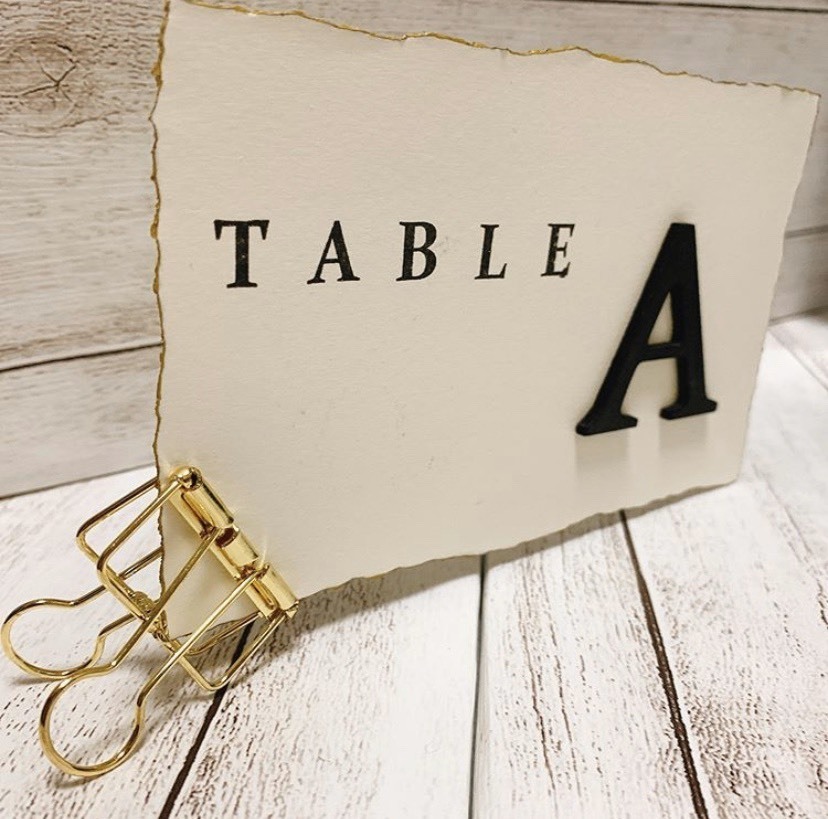 文字を印刷しないで作れる*文字スタンプ×アルファベットオブジェの組み合わせが面白いテーブルナンバーにて紹介している画像