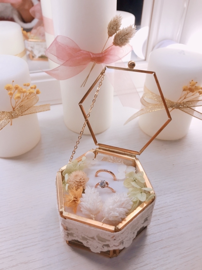 "Only 300 Yen, But Worth More: A Creative Overseas Idea to Use Brass Glass Boxes as Place Cards"にて紹介している画像