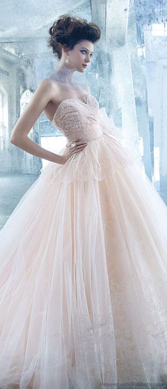 ロマンスの始まり*恋に焦がれるLazaro(ラザロ)のボールガウンドレスに