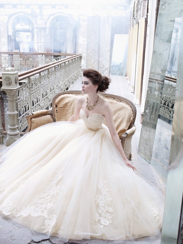 ロマンスの始まり＊恋に焦がれるLazaro(ラザロ)のボールガウンドレスにきゅん♡にて紹介している画像