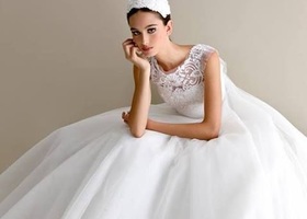 Introducing the exquisite wedding dresses from Antonio Riva, one of Italy's top luxury brands! You'll be amazed by the stunning silhouettes created by this genius designer, who is a former architect. The beautiful ball gowns feature three-dimensional ribbons and drapes that enhance their splendor. Achieve a dramatic bridal look with these enchanting pieces!