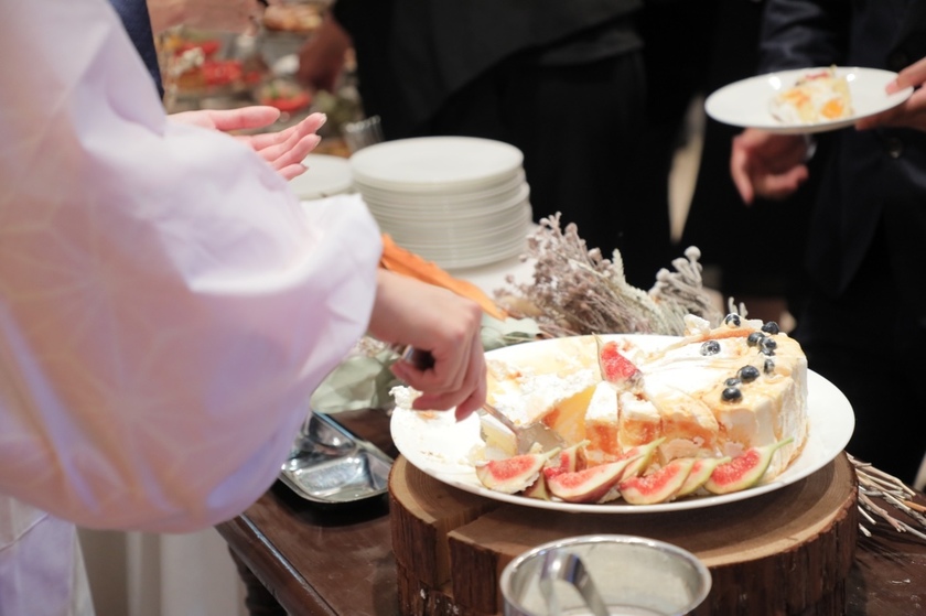 "Charming At-Home Style Interaction with Guests: The Art and Appeal of Cake Serving"にて紹介している画像