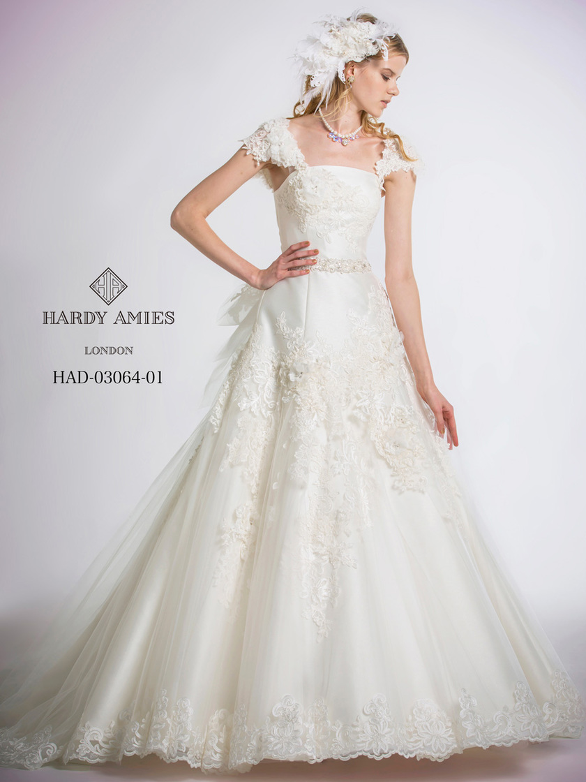 Emotionally Captivated by the Wedding Dresses of Hardy Amies, the Royal Dressmaker to the Queen of England ♡にて紹介している画像