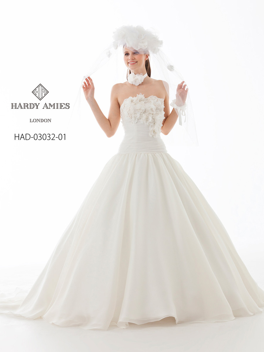 Emotionally Captivated by the Wedding Dresses of Hardy Amies, the Royal Dressmaker to the Queen of England ♡にて紹介している画像