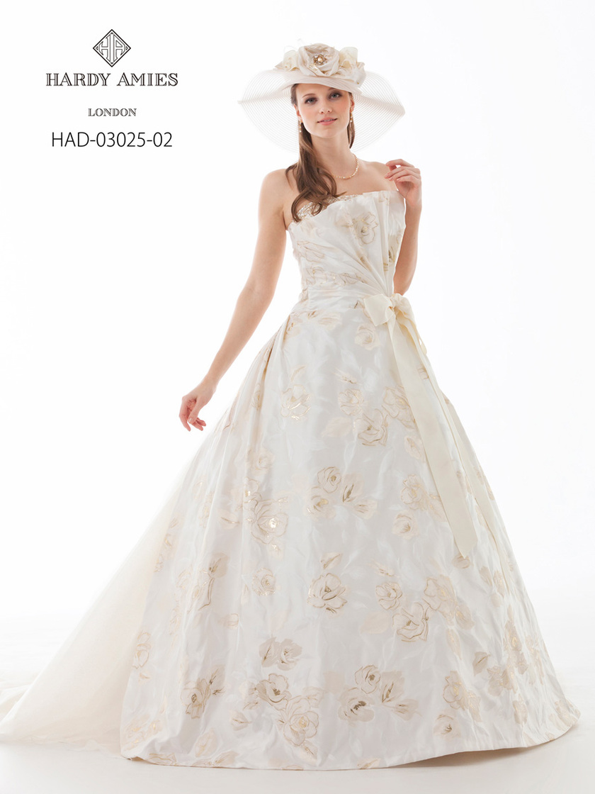 Emotionally Captivated by the Wedding Dresses of Hardy Amies, the Royal Dressmaker to the Queen of England ♡にて紹介している画像