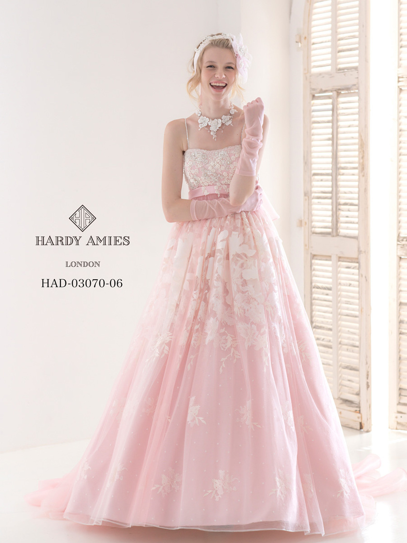 Emotionally Captivated by the Wedding Dresses of Hardy Amies, the Royal Dressmaker to the Queen of England ♡にて紹介している画像