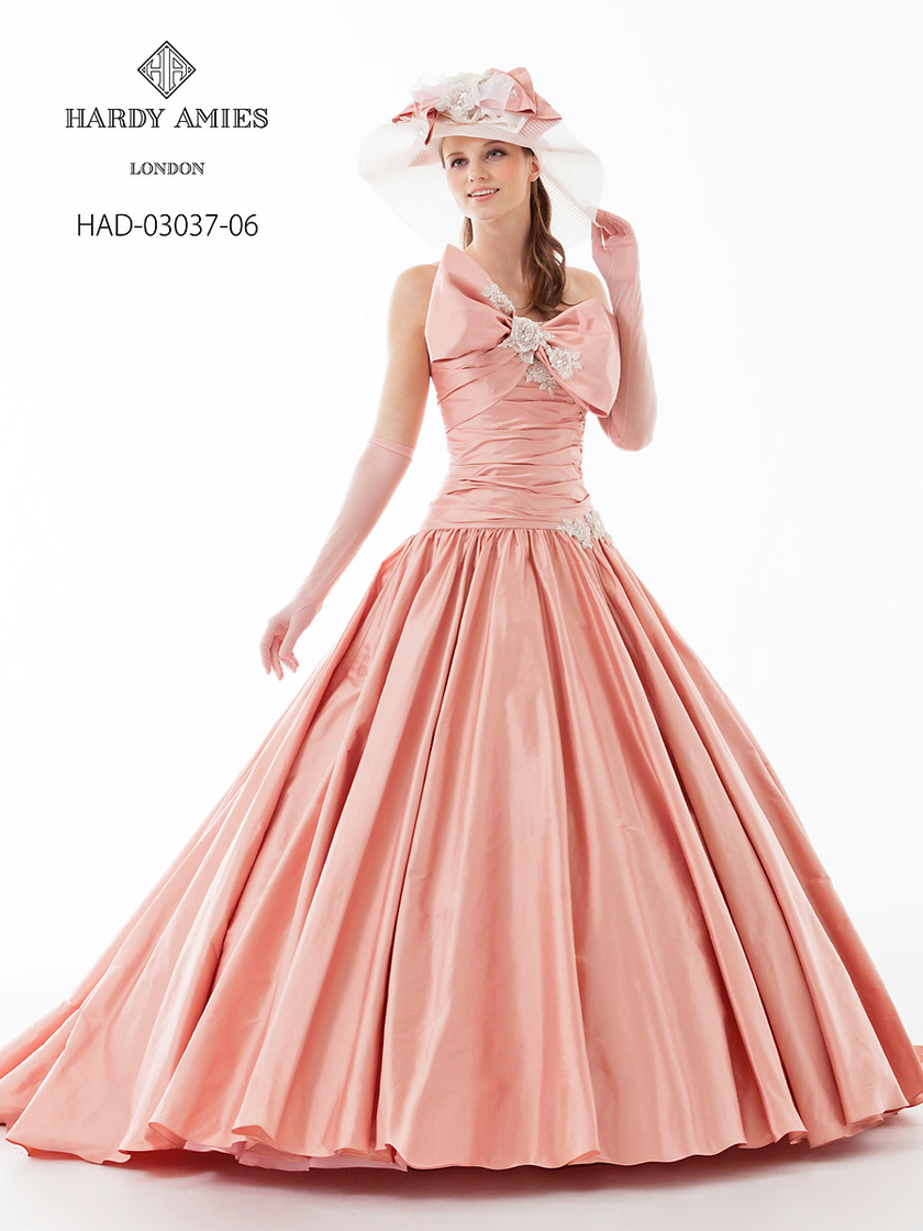 Emotionally Captivated by the Wedding Dresses of Hardy Amies, the Royal Dressmaker to the Queen of England ♡にて紹介している画像