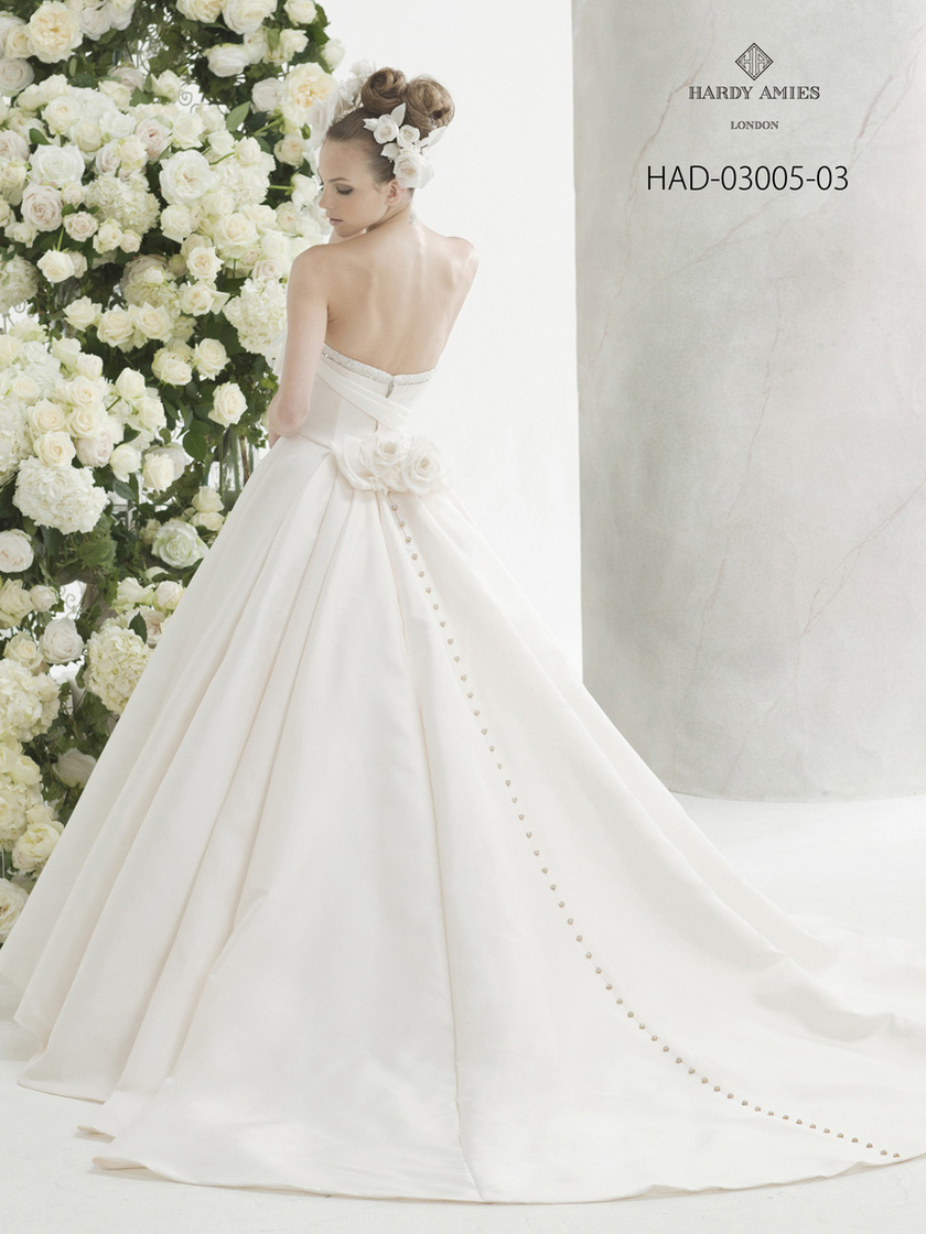 Emotionally Captivated by the Wedding Dresses of Hardy Amies, the Royal Dressmaker to the Queen of England ♡にて紹介している画像