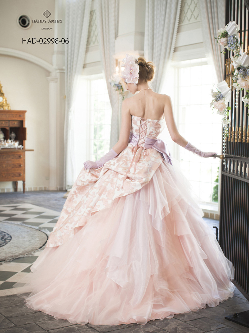 Emotionally Captivated by the Wedding Dresses of Hardy Amies, the Royal Dressmaker to the Queen of England ♡にて紹介している画像