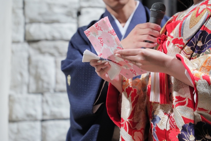 I want to let him know! If the groom will hold the microphone while reading the bride's letter, there are some points to be careful about 🎤にて紹介している画像