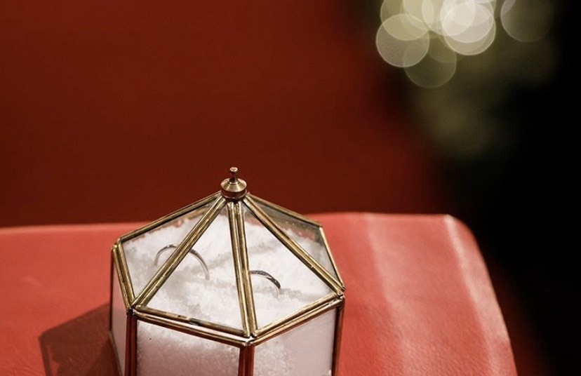 真っ白さらさら粉雪のよう♡マライカのリングピローに「スノーパウダー」を詰めるアイデアが新しい＊にて紹介している画像