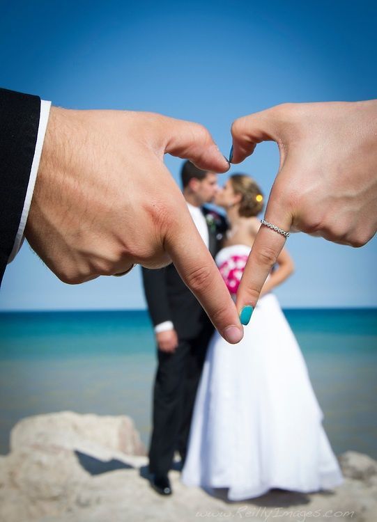 Chic Wedding Photo Ideas: Poses That Convey Your Love ♡にて紹介している画像