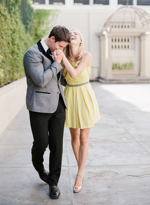 Chic Wedding Photo Ideas: Poses That Convey Your Love ♡にて紹介している画像