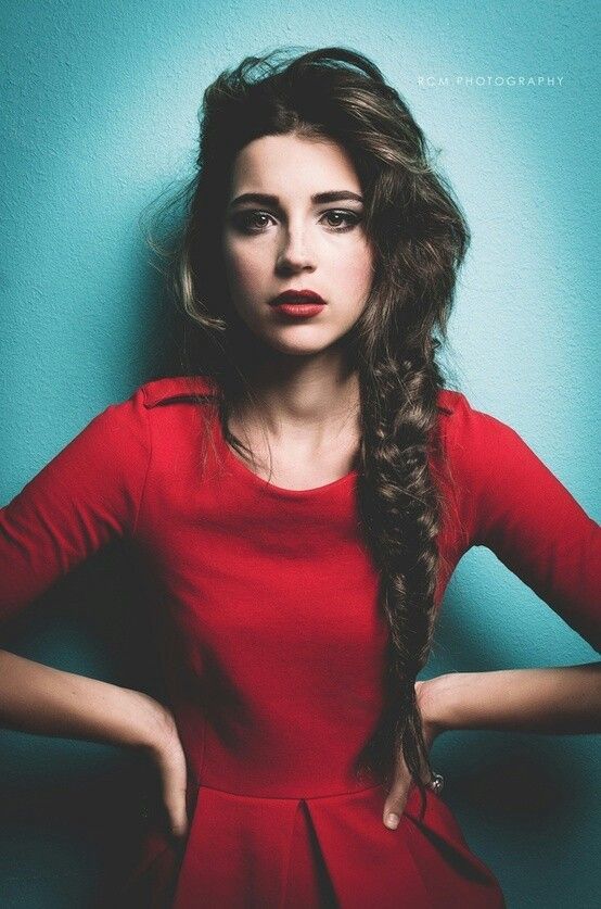 "Easy and Elegant Fishbone Bridal Hair Arrangement Catalog: Effortlessly Chic Foreign-Inspired Styles"にて紹介している画像