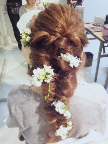 "Easy and Elegant Fishbone Bridal Hair Arrangement Catalog: Effortlessly Chic Foreign-Inspired Styles"にて紹介している画像