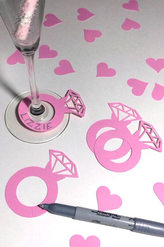 DIY Paper Glass Markers: Essential Party Supplies ♡にて紹介している画像