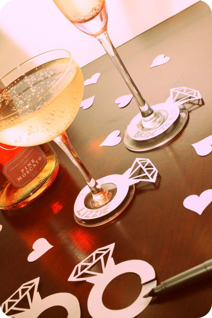 DIY Paper Glass Markers: Essential Party Supplies ♡にて紹介している画像