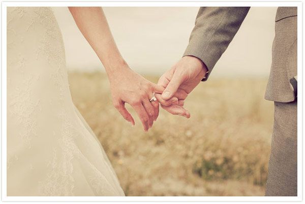 Chic Wedding Photo Ideas: Poses That Convey Your Love ♡にて紹介している画像