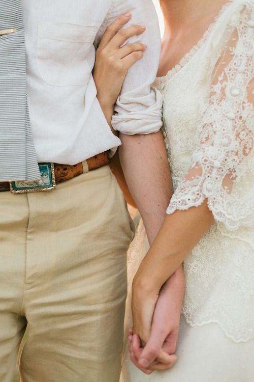 Chic Wedding Photo Ideas: Poses That Convey Your Love ♡にて紹介している画像