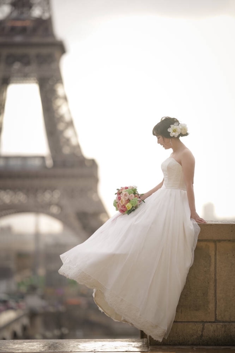 用意しておいて大正解!ロケーション撮影でドレスを地面の擦れや汚れから守ってくれる【トレーンキーパー】にて紹介している画像