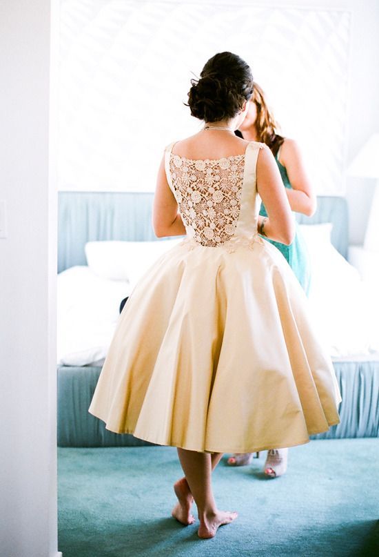 "Spring is All About Midi Length: Adorably Vintage 60s Vibes!"にて紹介している画像