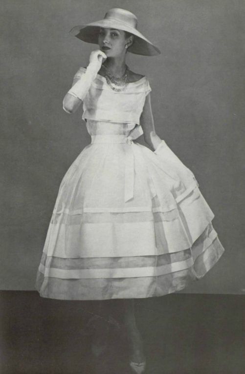 The Pursuit of Elegance: Vintage Dior Dresses That Bring Happiness Just by Looking at Them ♡にて紹介している画像