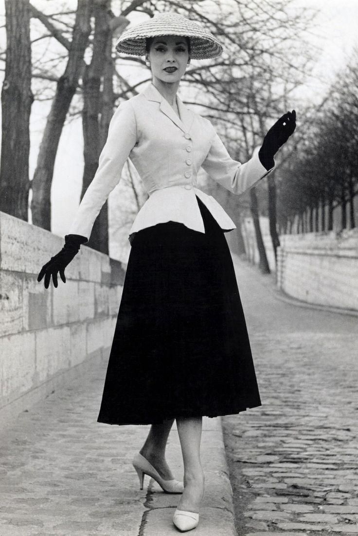 The Pursuit of Elegance: Vintage Dior Dresses That Bring Happiness Just by Looking at Them ♡にて紹介している画像