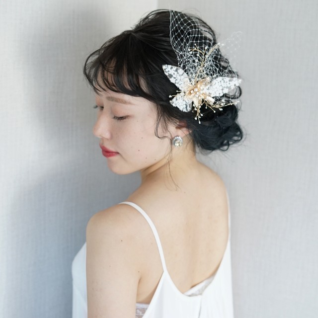 "Bridal Hairstyles with Bangs: A Stylish Bangs Arrangement Showcase Learned from Popular Stylists"にて紹介している画像