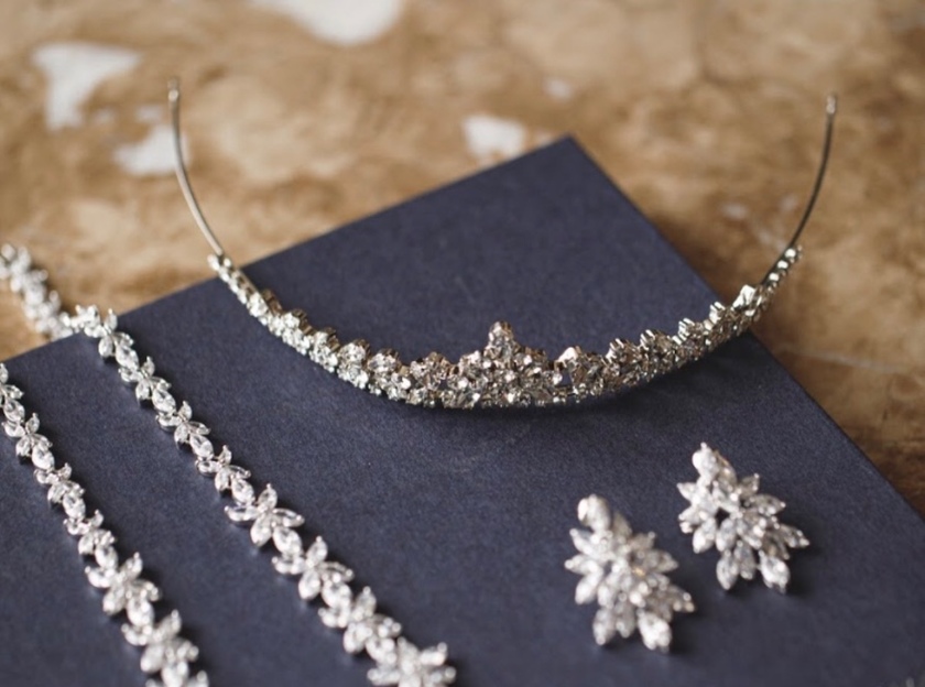 "Tiara Selection Tips: Finding the Perfect Match for Your Face Shape on Your Wedding Day"にて紹介している画像