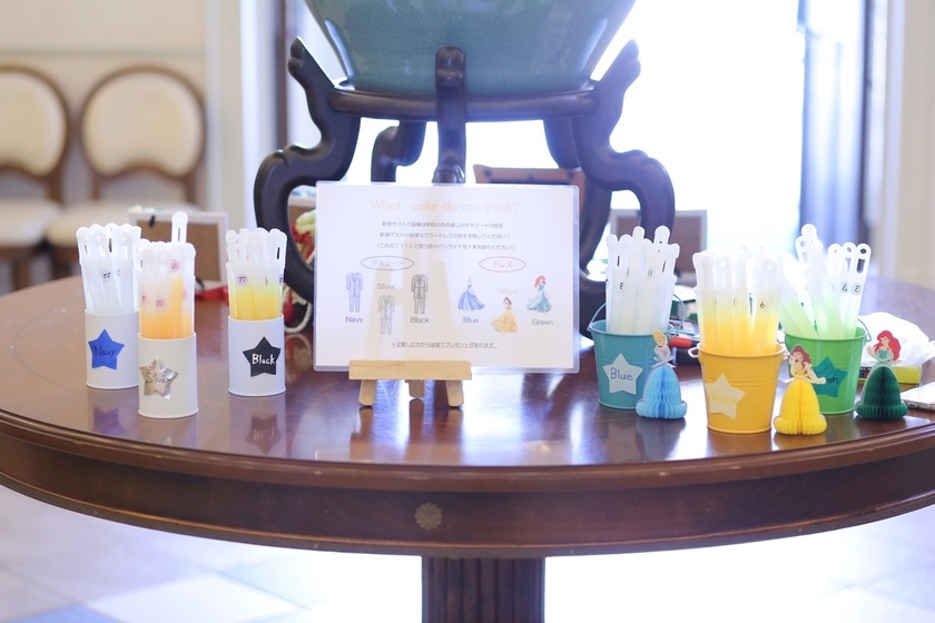 "Add a Touch of Glamour to Your Reception: A Compilation of Color Dress Guessing Quizzes for Guests!"にて紹介している画像