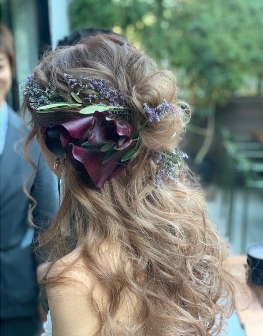 Innovative and Impactful! A Special Feature on Unique Floral Arrangements for Bridal Hairにて紹介している画像
