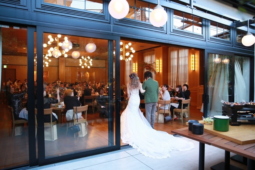 "Perfect Timing for Guests to Read Letters During Movie Screening at Your Wedding: 3 Scenarios"にて紹介している画像