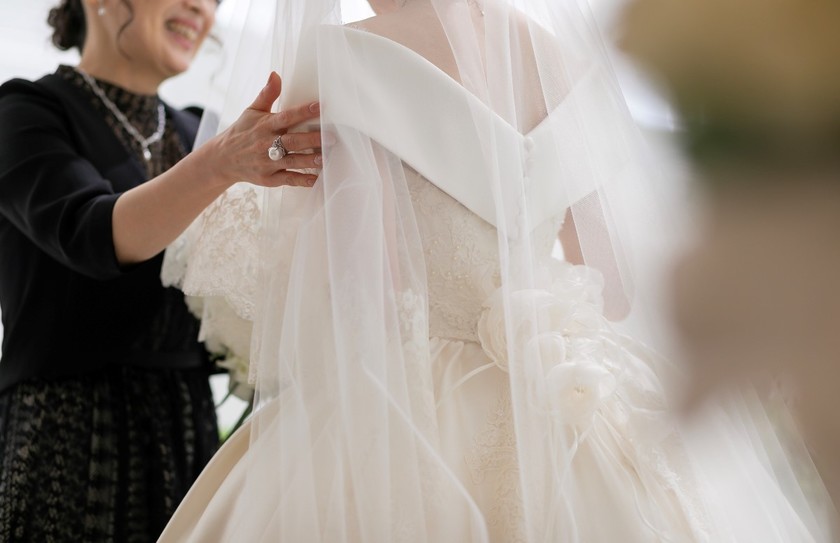 "9 Touching Ways to Make Your Mother Cry at Your Wedding: The One You Want to Thank the Most"にて紹介している画像