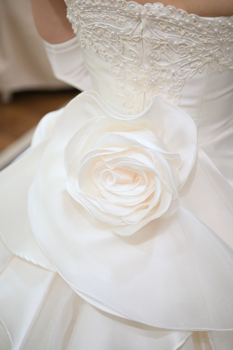 \あなたに似合う色はどれ?/同じ白でもニュアンスが違う!「ウェディングドレス」の色味の種類と特徴まとめ*にて紹介している画像