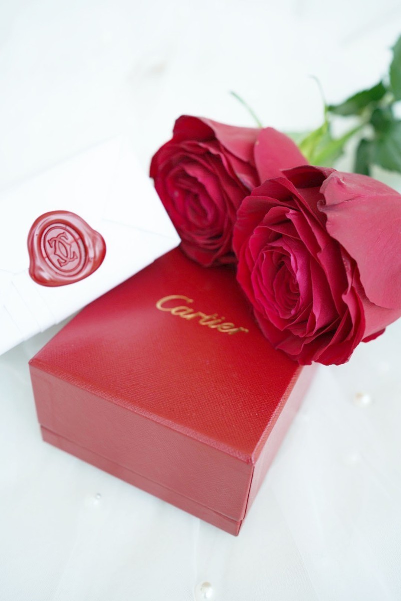 "Before Opening, I Want to Capture the Moment: My Admiration for Cartier's Sealing Stamp"にて紹介している画像