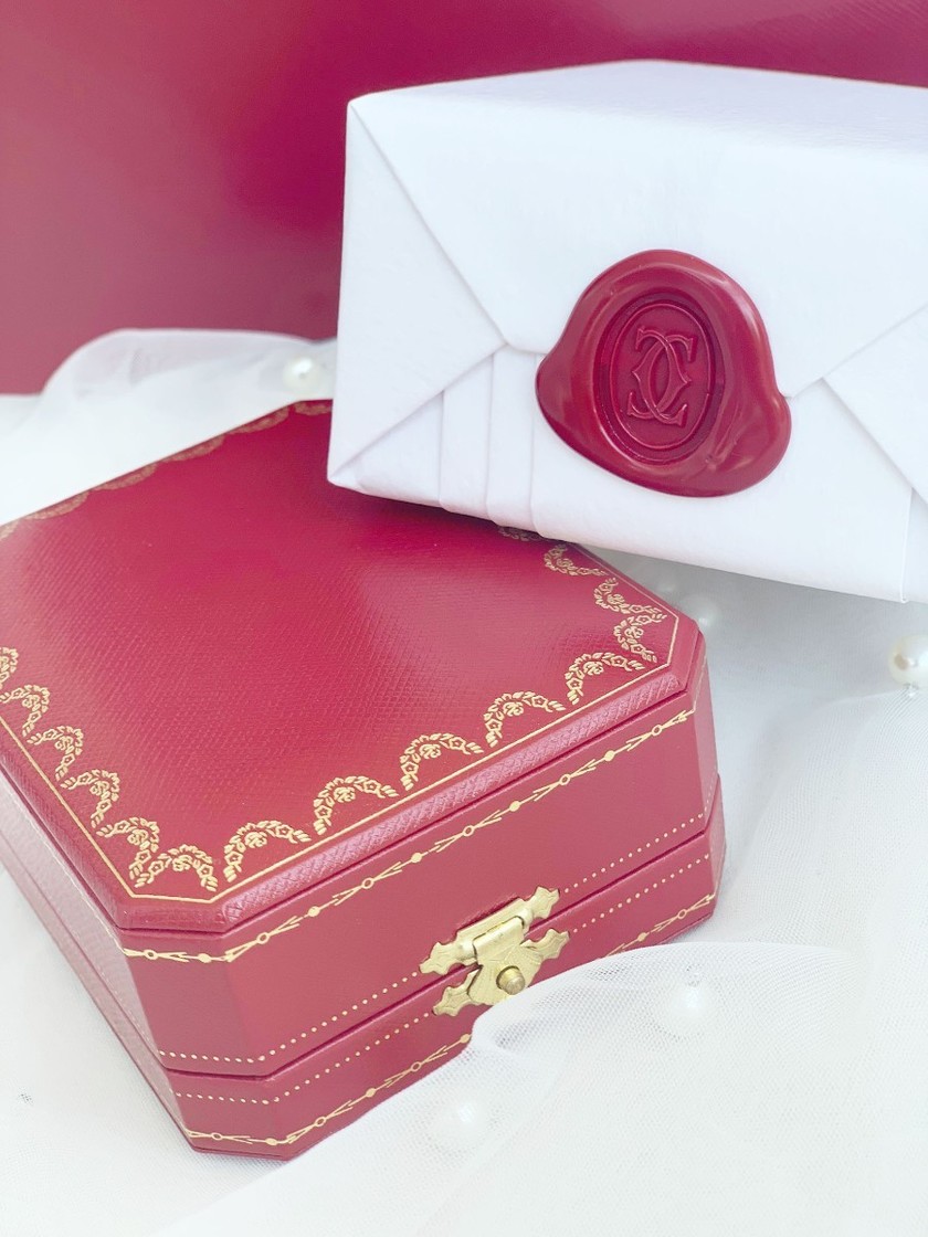 "Before Opening, I Want to Capture the Moment: My Admiration for Cartier's Sealing Stamp"にて紹介している画像