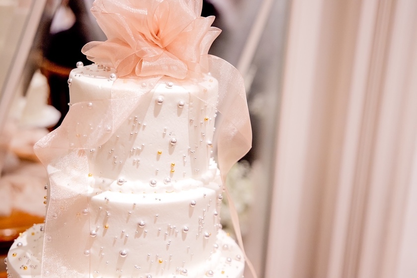 ふたりでイメージトレーニング！結婚式で一番難しい瞬間〔ファーストバイトのあーん〕の可愛いお手本にて紹介している画像