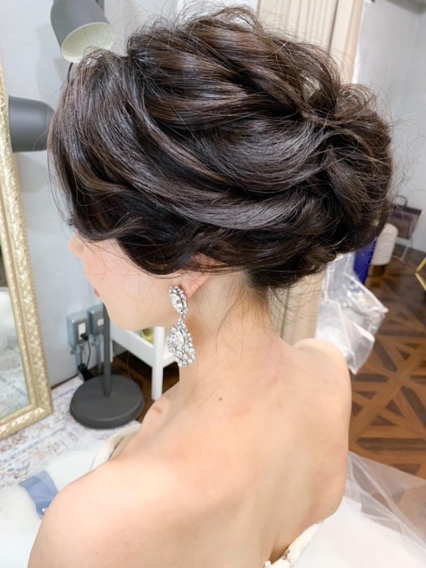 A little makeover with hair arrangements and accessories! A special feature on stylish brides' pre-wedding changes ♡にて紹介している画像