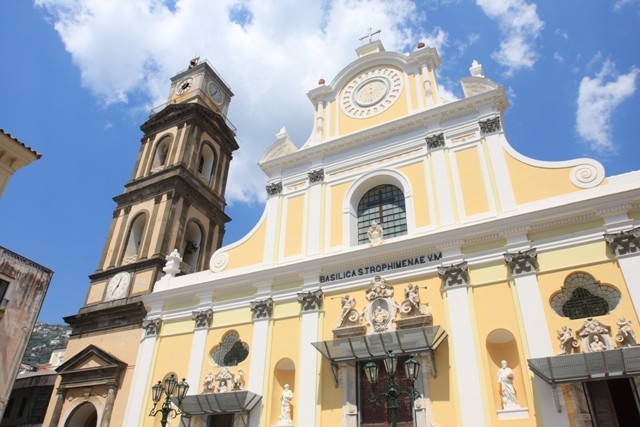 Stunning Chapel Weddings: Top 4 Most Popular Churches Around the World♡にて紹介している画像